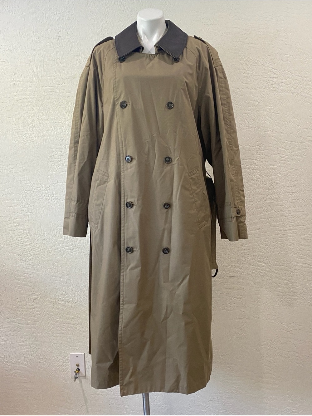 Vintage London Fog, Tempo Europa, zippered Lining button up Trench Coat Size 44L